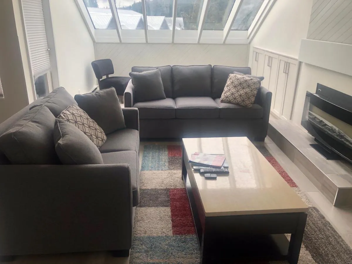 Hearthstone Lodge Loft, Village Centre, Private Hot Tub, Sleeps 6 Whistler