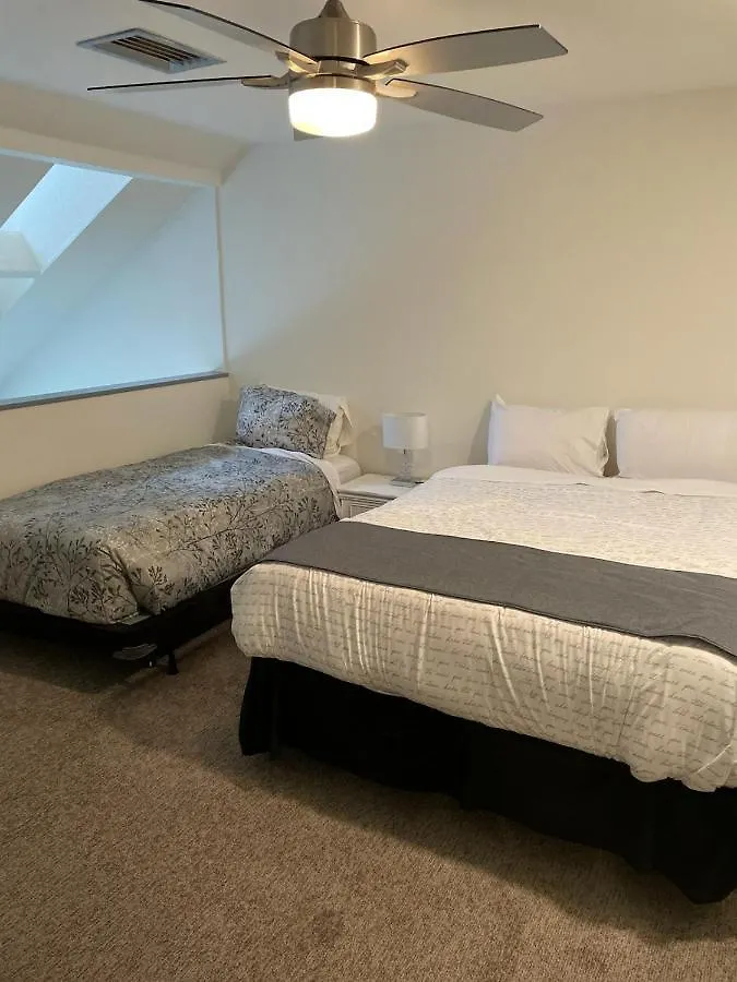 Hearthstone Lodge Loft, Village Centre, Private Hot Tub, Sleeps 6 Whistler Apartment