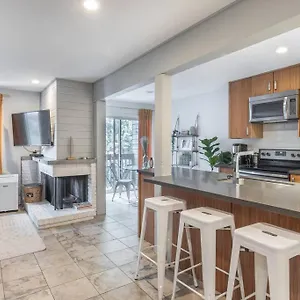 Updated Creekside Studio With Free Parking Apartment
