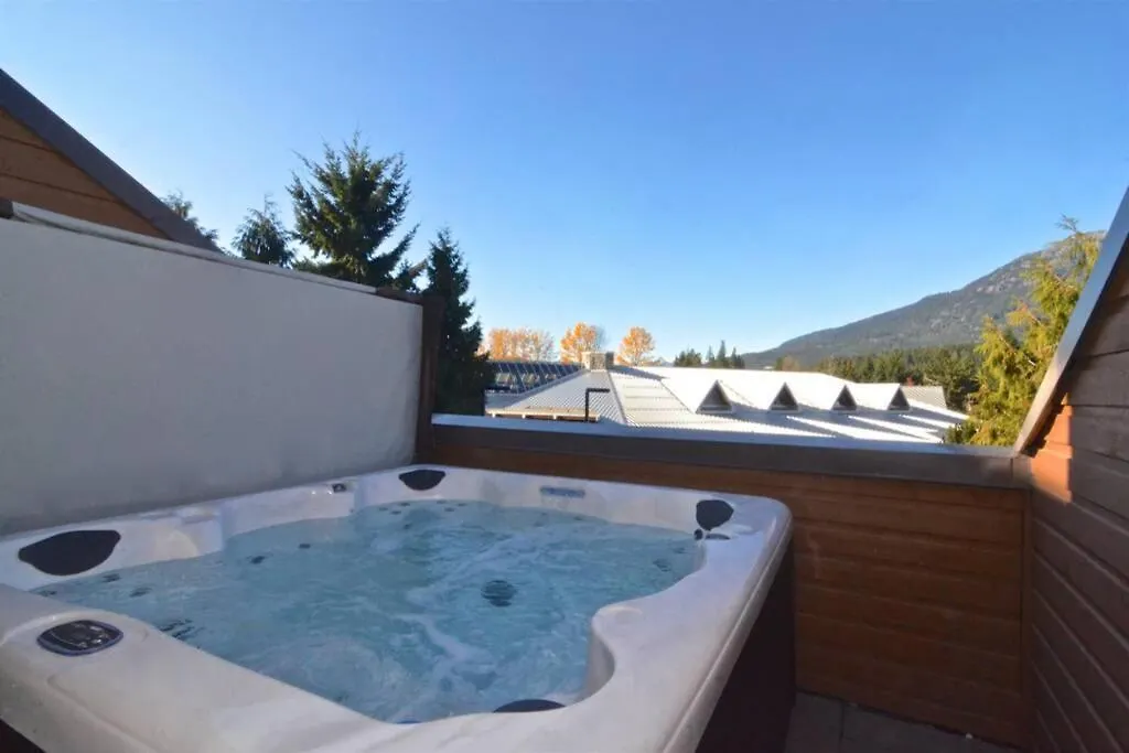 Hearthstone Lodge Loft, Village Centre, Private Hot Tub, Sleeps 6 Whistler